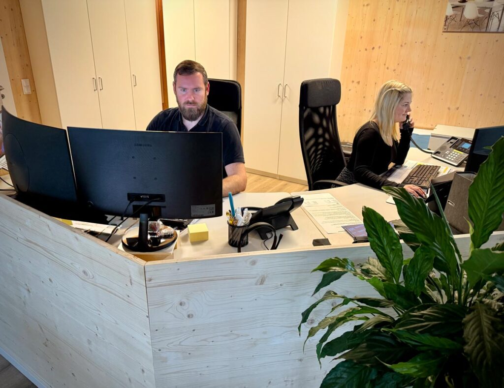 Christian und Lara am Schreibtisch bei der Planung